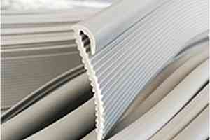 Сопутствующие материалы Плинтус MA 32  для завода на стену RAL 1015 фото  | FLOORDEALER